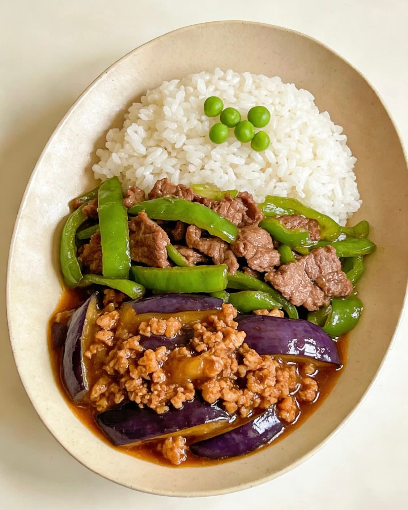 گوشت گاو با بادمجان و مارچوبه